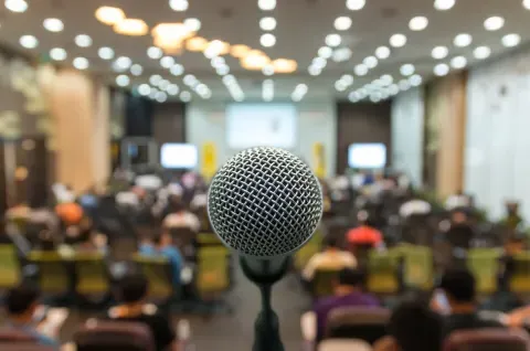 Confidence Boost: How Public Speaking Can Catapult 你的 Career